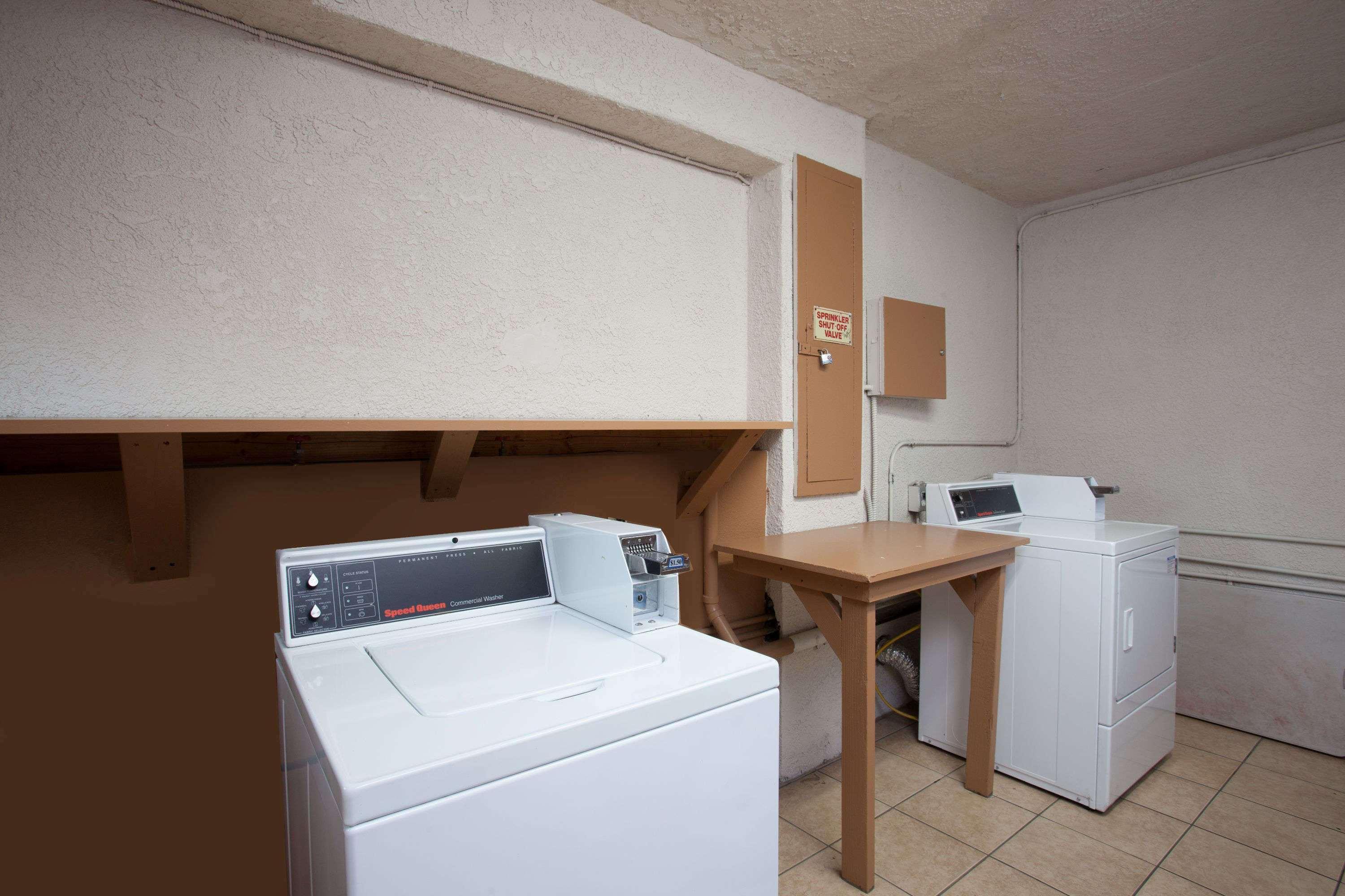 Express Inn&Suites Ontario Extérieur photo